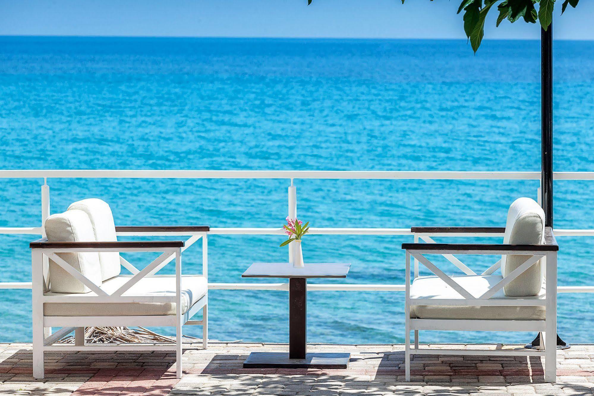 Xenios Dolphin Beach Hotel Posidi Exteriér fotografie